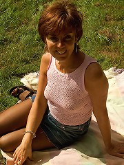 Mature hottie fucks her favorite toy in park